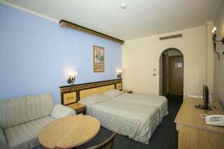 Курортные отели Atrium Beach Hotel - All Inclusive Елените Двухместный номер с 1 кроватью и видом на парк (для 2 взрослых и 1 ребенка в возрасте до 11 лет)-1