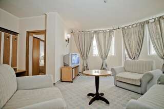 Курортные отели Atrium Beach Hotel - All Inclusive Елените Апартаменты с боковым видом на море (для 2 взрослых и 2 детей до 11 лет)-1